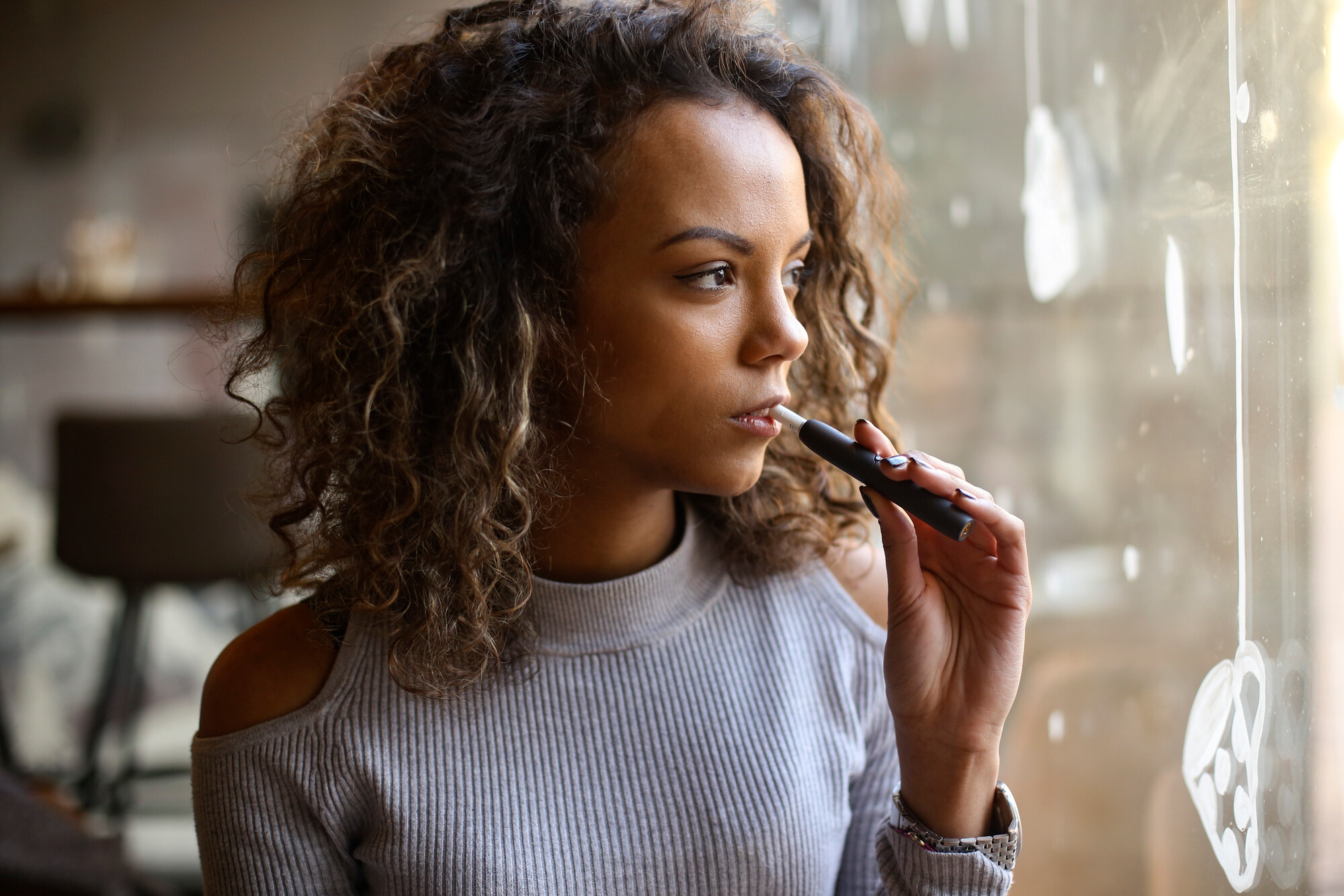 Viele Menschen nutzen E-Zigaretten als Hilfsmittel, um mit dem Rauchen aufzuhören. Cochrane hat untersucht, ob diese Strategie Sinn macht.