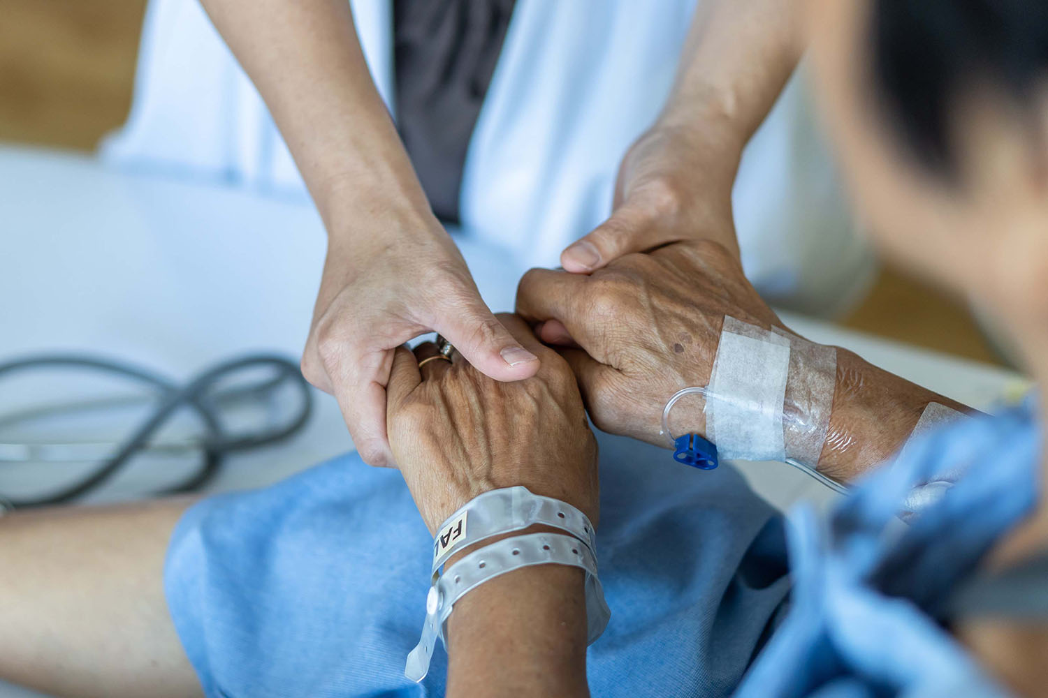 Die Pandemie hat die Situation in der palliativen Versorgung deutlich verschärft: Die Anzahl an Palliativstationen ist bundesweit rückläufig und auch der ambulante Bereich stagniert oder verzeichnet Rückschritte. Was könnte die Lösung für das Problem sein? Das diskutierten Experten beim Kongress der Deutschen Gesellschaft für Palliativmedizin.