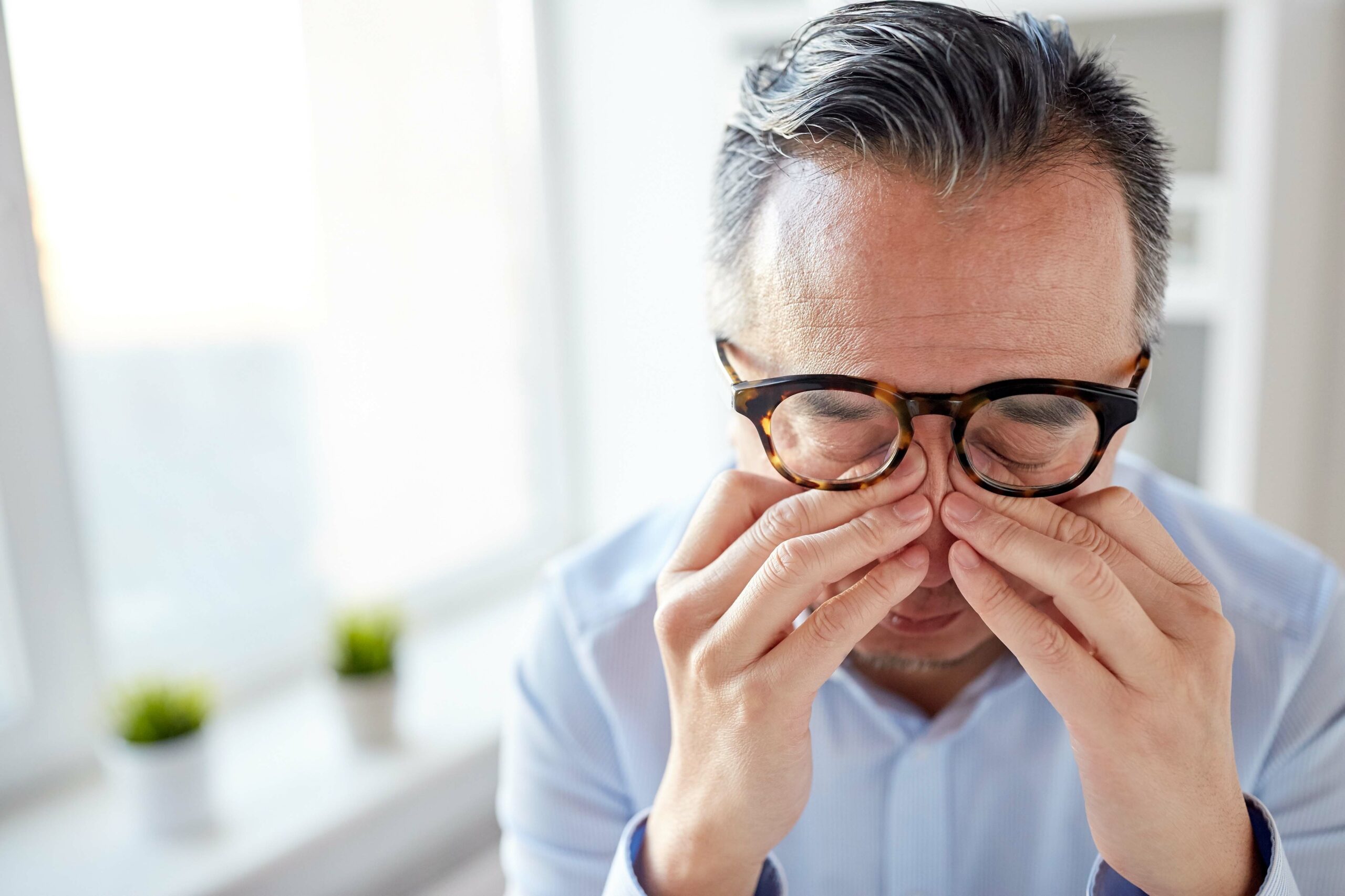 Eine ausreichende und gleichmäßige Benetzung der Augen ist für beschwerdefreies Sehen unerlässlich. Besonders häufig ist die zu Trockenheit neigende Entzündung von Horn- und Bindehaut im mittleren Lebensalter. Was können die Ursachen sein?