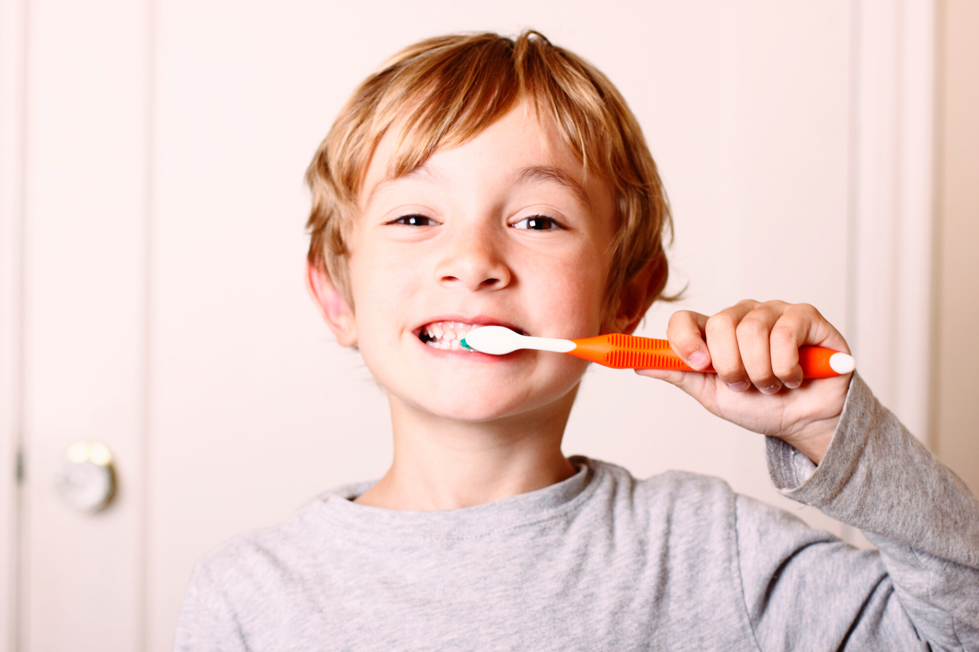 Unsere Zähne zermahlen im Laufe des Lebens etwa 60 Tonnen Lebensmittel. Bröckeln sie, werden sie rau, gelblich-grau, flach oder brüchig, so sind das nicht immer nur Zeichen mangelnder Mundhygiene oder altersbedingter "Abnutzungserscheinungen", sondern auch Anzeichen für Erkrankungen.