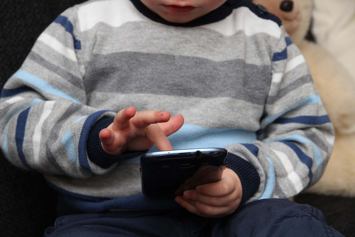 Maximal eine Stunde Internet am Tag – so lautet oft der Versuch der Eltern, ihre Kinder vor zu viel digitalem Konsum zu schützen. Reine zeitliche Begrenzungen sind nicht sinnvoll, meint Dr. Isabel Brandhorst, die auf mögliche Stellschrauben aufmerksam macht.
