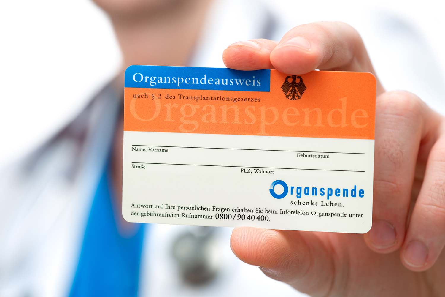 In Deutschland werden weit weniger Organe gespendet als von Todkranken benötigt. Ein neuer Vorschlag zielt darauf ab, dass sich alle erklären sollen - anderenfalls soll sich dies im Geldbeutel bemerkbar machen.