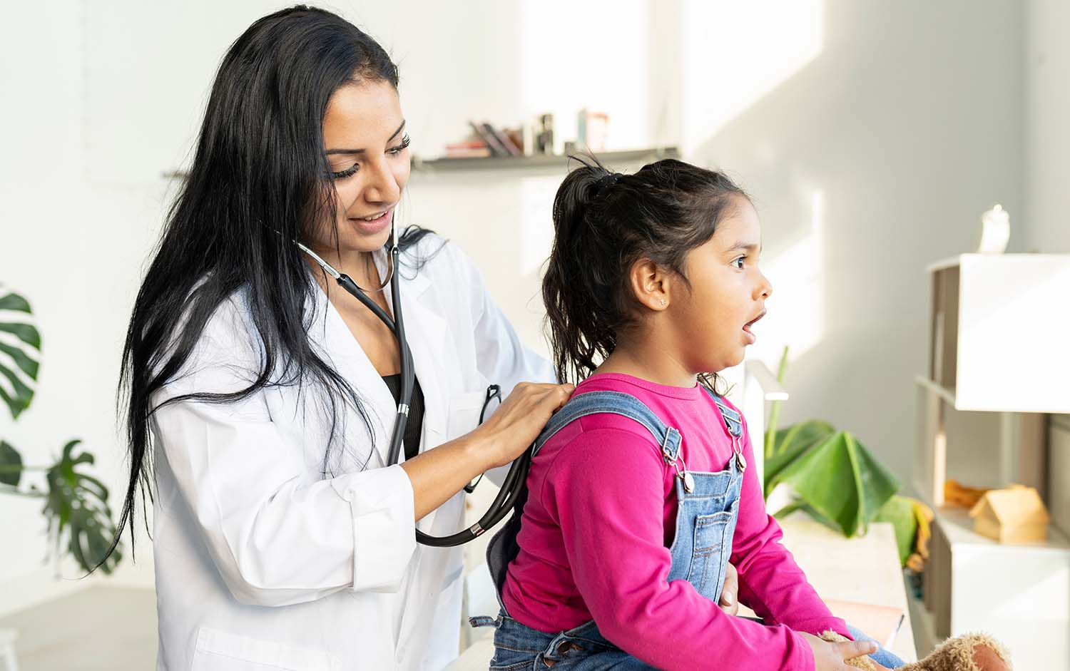 Auch Hausärztinnen und Hausärzte erhalten rückwirkend zum 1. Oktober 2022 Zuschläge, wenn sie in Q IV/22 und Q I/23 Kinder mit Atemwegsinfekten behandelt haben. Wichtig ist auch, dass bestimmte Diagnosen kodiert wurden.
