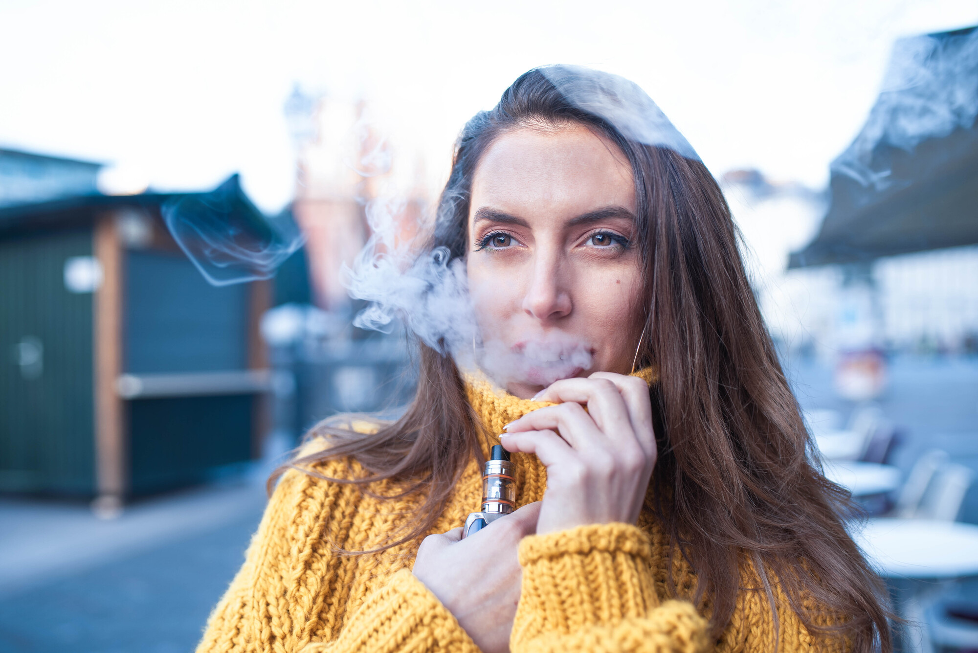 Viele Menschen versuchen alles, um von der Zigarette loszukommen: Pflaster, Kaugummis oder E-Zigaretten. Ein Cochrane-Team hat untersucht, welche Maßnahme tatsächlich zum Erfolg führt.