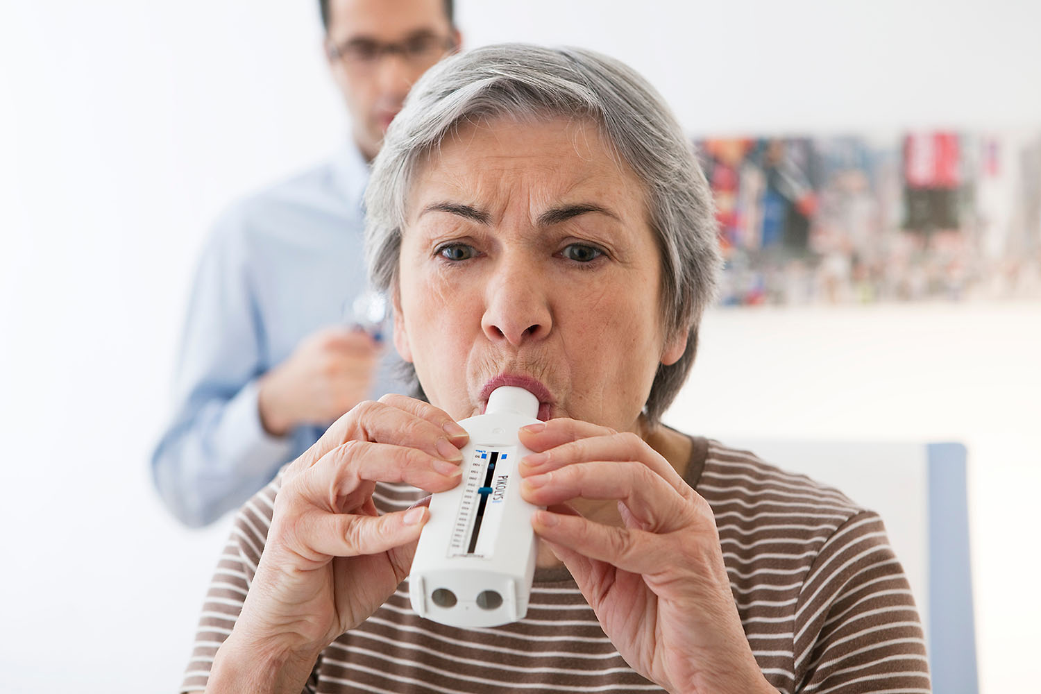 Das Disease-Management-Programm zu COPD ist an den neuesten medizinischen Wissensstand angepasst worden und gilt ab 1. April. Besonders betrifft das die Hinweise zur medikamentösen Therapie. „Der Hausarzt“ hat die wichtigsten Änderungen zusammengefasst. 