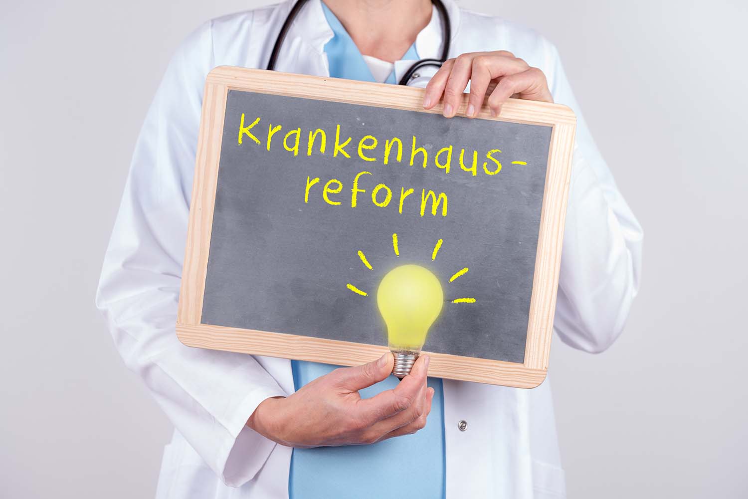 Nach einem abermaligen Treffen von Bund und Ländern verkündet Gesundheitsminister Prof. Karl Lauterbach (SPD) einen Durchbruch: Über den Sommer wolle er den Gesetzentwurf für die umstrittene Krankenhausreform vorbereiten. Doch an einem entscheidenden Punkt besteht noch keine Einigkeit.