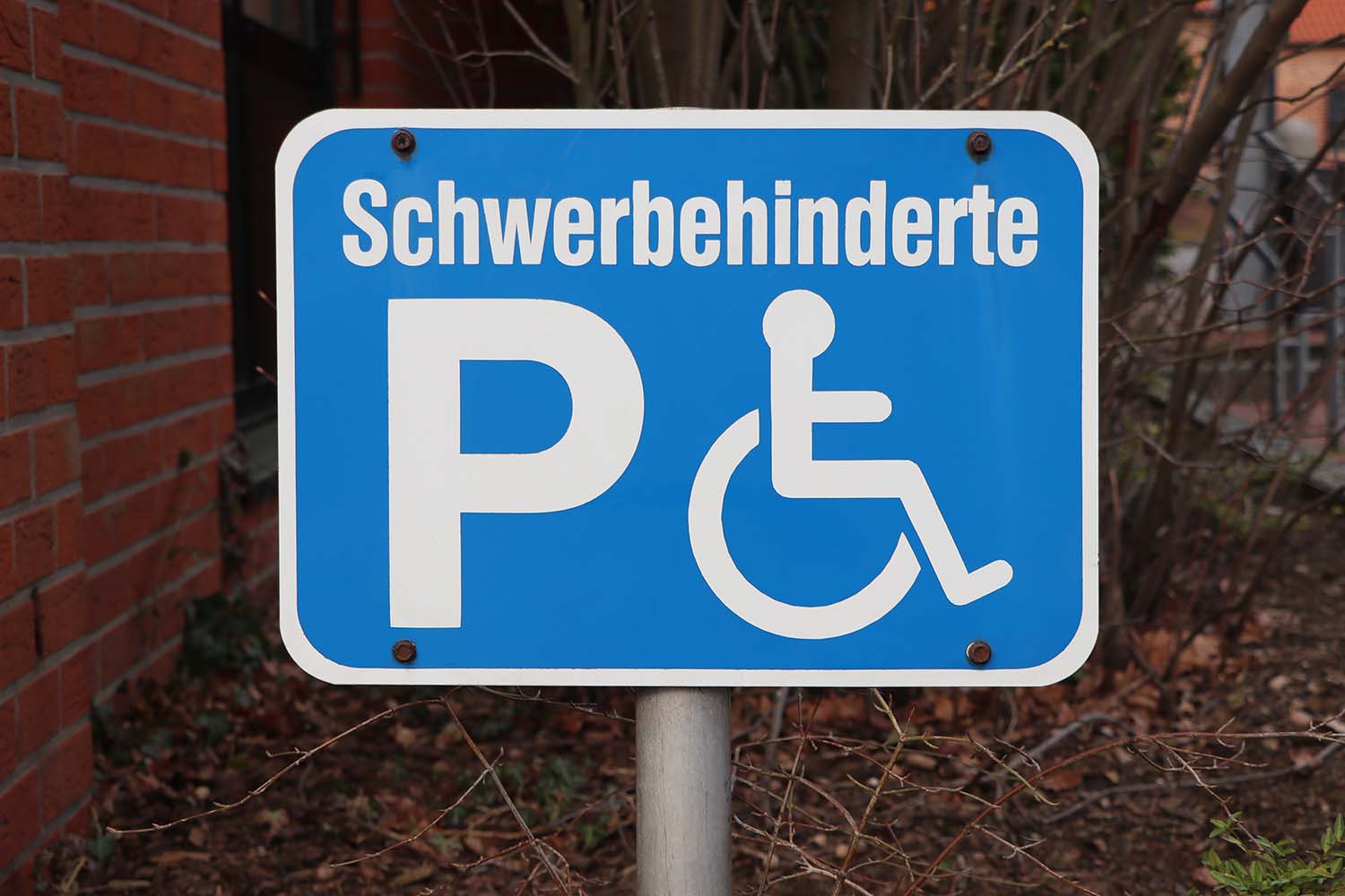 Für gehbehinderte Menschen ist die Zuerkennung des Merkzeichens aG wichtig, um Behindertenparkplätze nutzen zu können. Das Bundessozialgericht (BSG) hat kürzlich in zwei Fällen dazu entschieden.