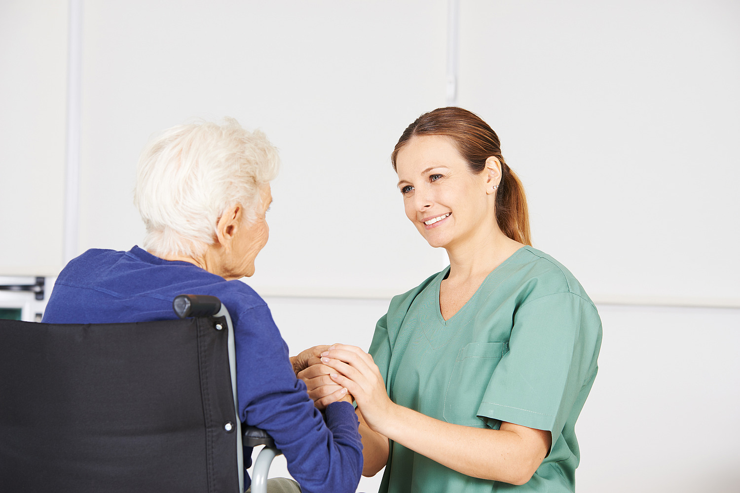 Care- und Case-Managerinnen (CCM) mit geriatrischer Expertise sollen Senioren dabei unterstützen, so lange wie möglich selbstbestimmt leben zu können. Nun hat eine Studie das Modellprojekt "Rubin" evaluiert.