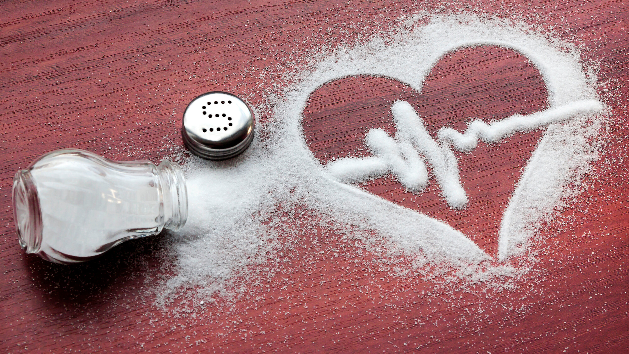 Mit der Empfehlung, ihren Salzkonsum zu reduzieren, tun sich viele Menschen schwer. Ein Cochrane-Review hat nun die Effekte eines Umstiegs auf natriumarme Salzersatzprodukte untersucht.