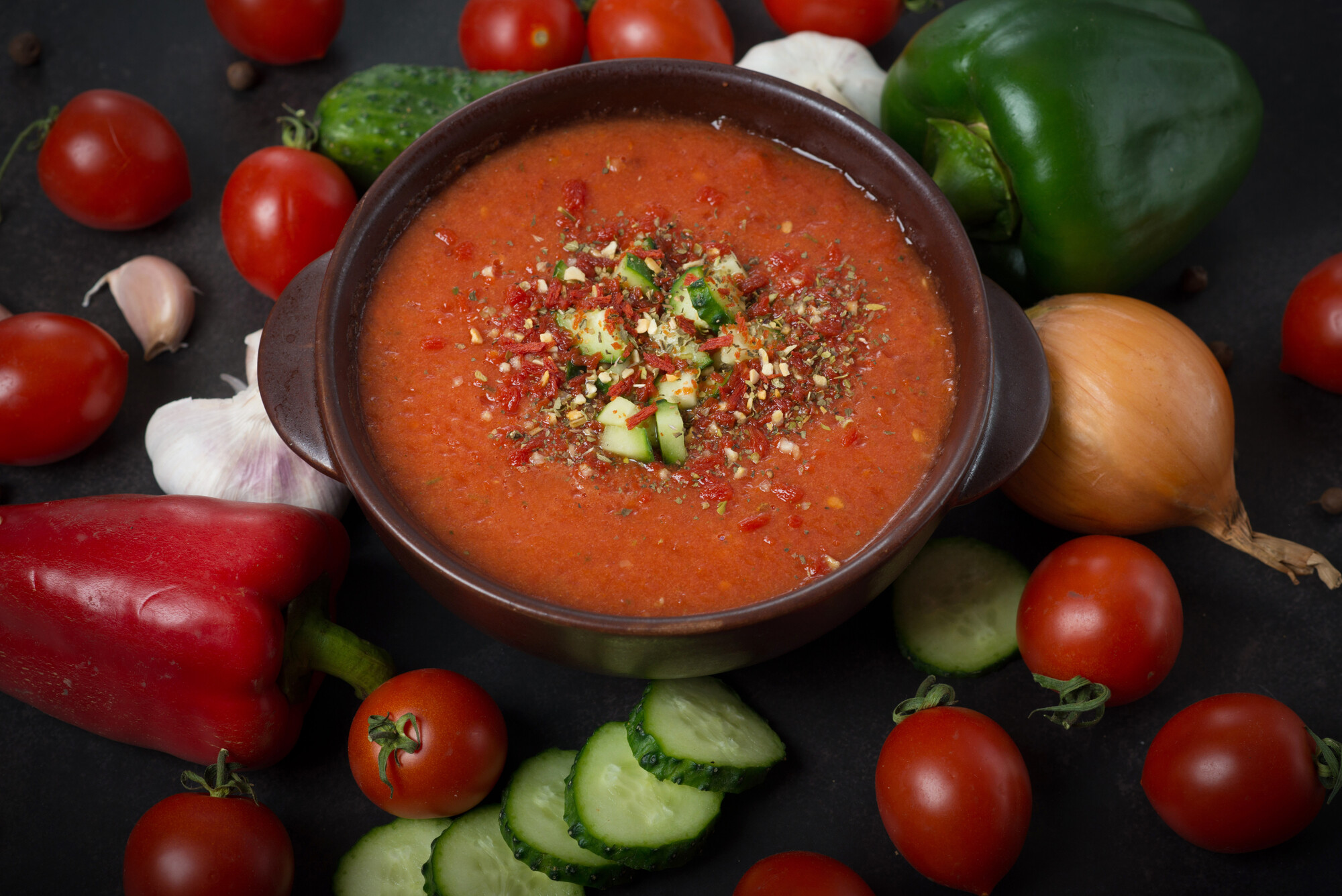 Gazpacho ist eine kalt servierte Suppe aus ungekochtem Gemüse. Sie stammt aus Andalusien und wird traditionell mit Eiswürfeln serviert, die wieder herausgenommen werden, bevor sie tauen.