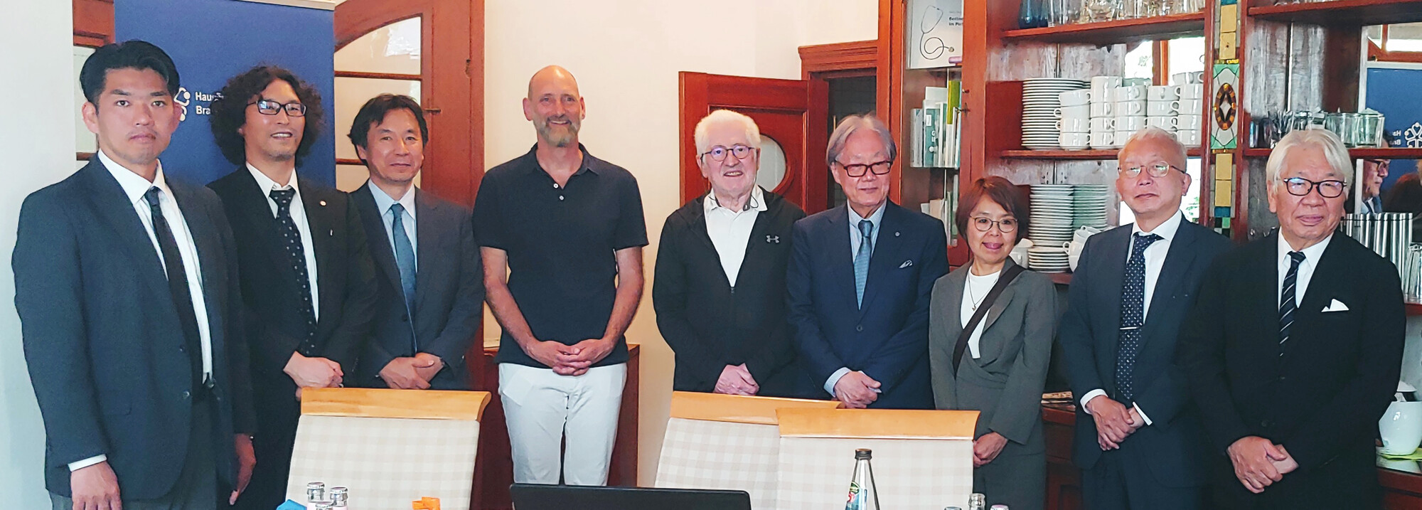 Eine japanische Delegation von Gesundheitsfachleuten hat dem Hausärzteverband Berlin und Brandenburg bereits zum dritten Mal einen Besuch abgestattet. Die Leistung der Hausärztinnen und Hausärzte in Deutschland während der Corona-Pandemie fand bei den Besuchern große Anerkennung.