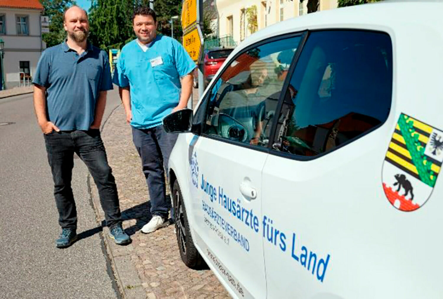 Mit der Initiative "PJ-Mobil – Junge Hausärzte fürs Land" will der Hausärzteverband Sachsen-Anhalt Studierende für ein PJ in einer Hausarztpraxis im ländlichen Raum begeistern. Dafür werden Fahrzeuge gestellt, die Studierende während der gesamten Zeit für den Weg zur Landarztpraxis nutzen können.
