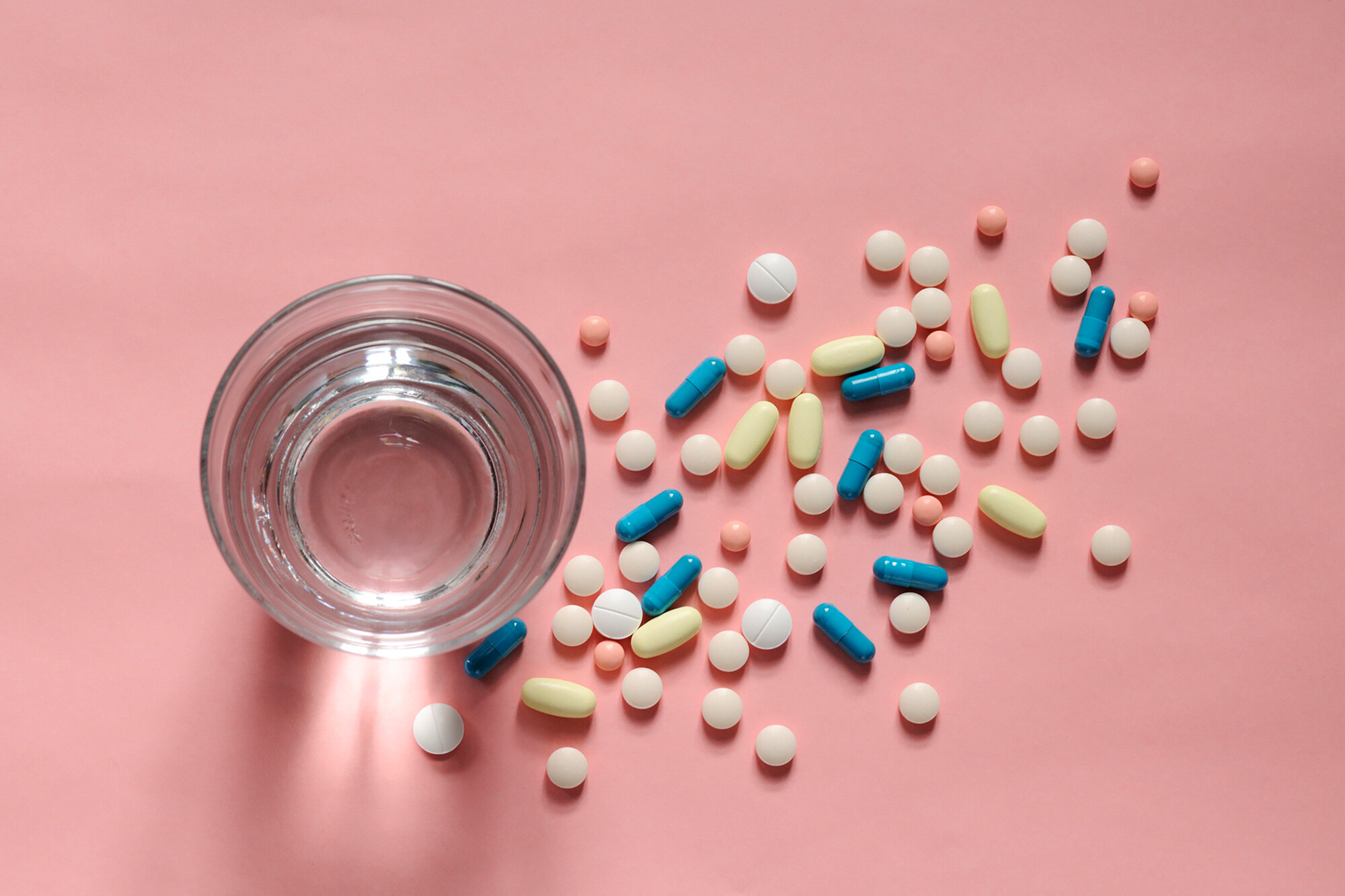 Einige Erkrankungen können den Einsatz mehrerer Arzneimittel erfordern. Hier sollen Kombinationspräparate, die mehrere Wirkstoffe in einer Tablette vereinen, die Einnahme erleichtern und die Adhärenz verbessern. Oft wird jedoch aus wirtschaftlichen Gründen von deren Einsatz abgeraten – zu Recht?