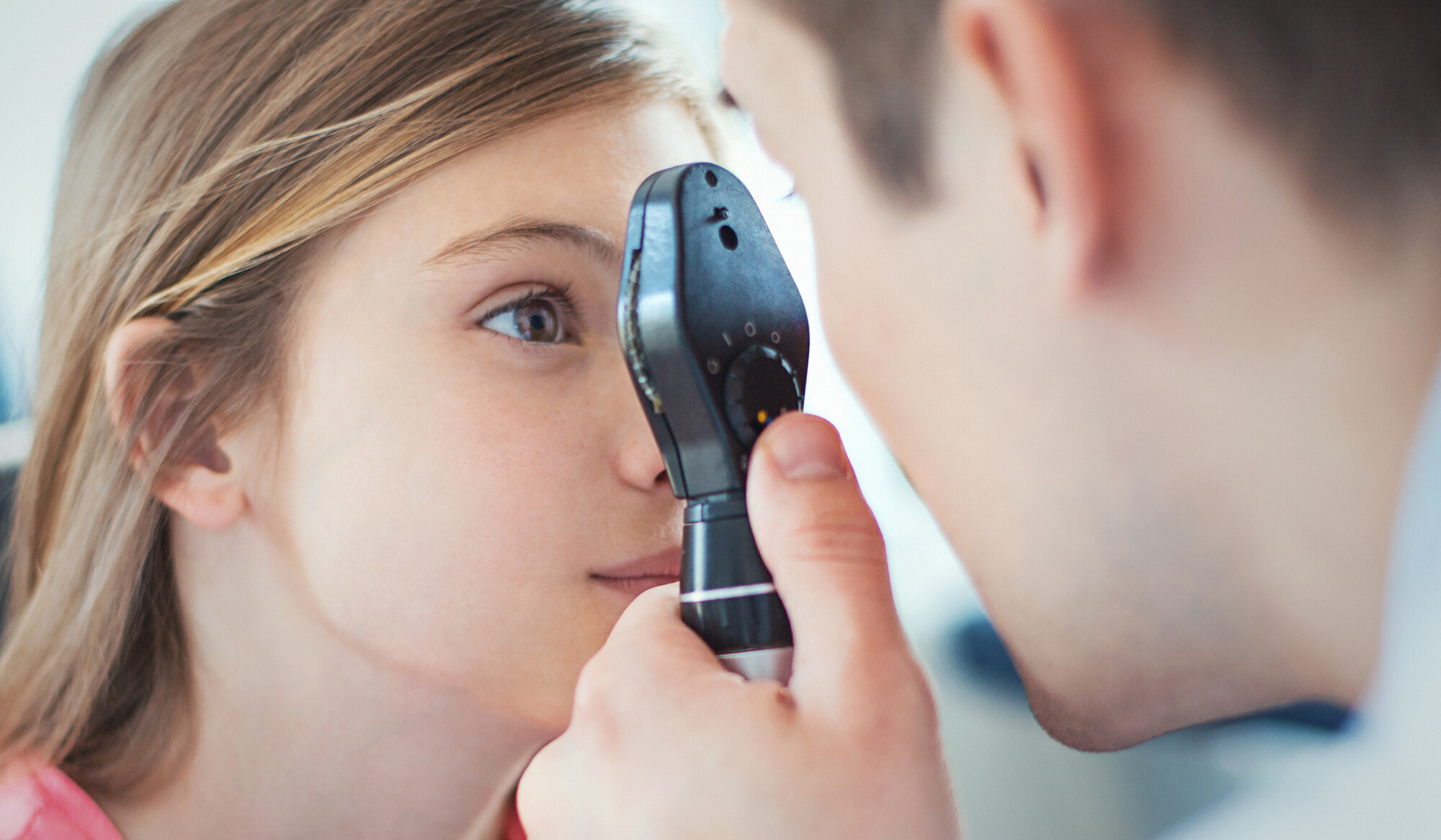 Viele Kinder mit juveniler idiopathischer Arthritis (JIA) leiden an Folgeschäden an den Augen. Denn das Zeitfenster, um früh und effektiv gegenzusteuern, ist klein: Nur maximal sechs Wochen sollten zwischen JIA-Diagnose und einer Vorstellung beim Augenarzt liegen.