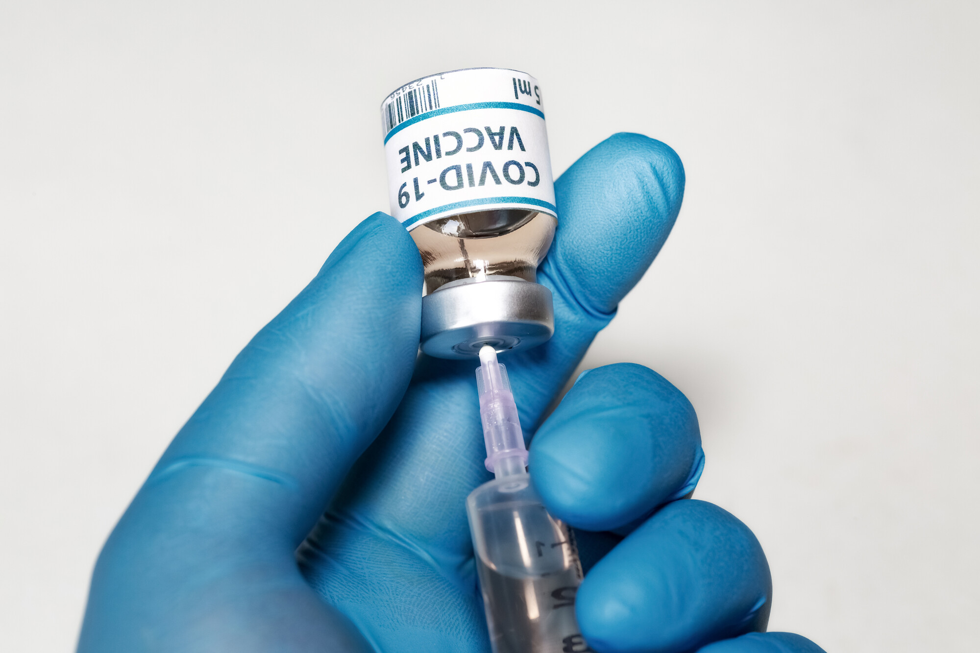 Wenn Covid-19-Impfstoffdosen trotz bedarfsgerechter Bestellung und sorgfältiger Terminplanung verfallen oder nicht verwendet werden, droht kein Regress. Das hat das Bundesgesundheitsministerium erklärt.