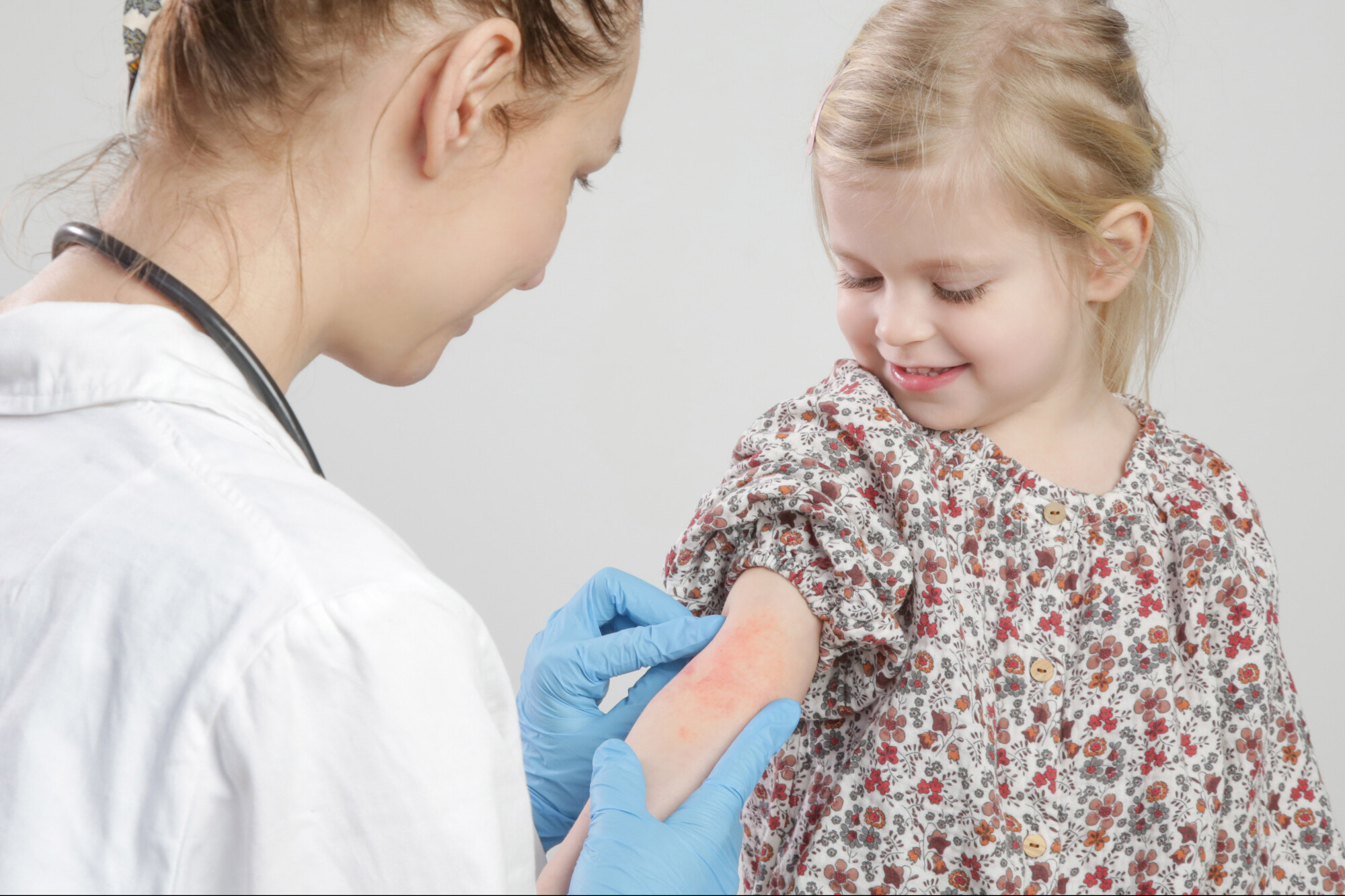 Hautausschläge bei Kindern sind meist Begleiterscheinungen viraler Infektionen. Wichtig ist, auf Lokalisation, Effloreszenz und den Verlauf zu achten.