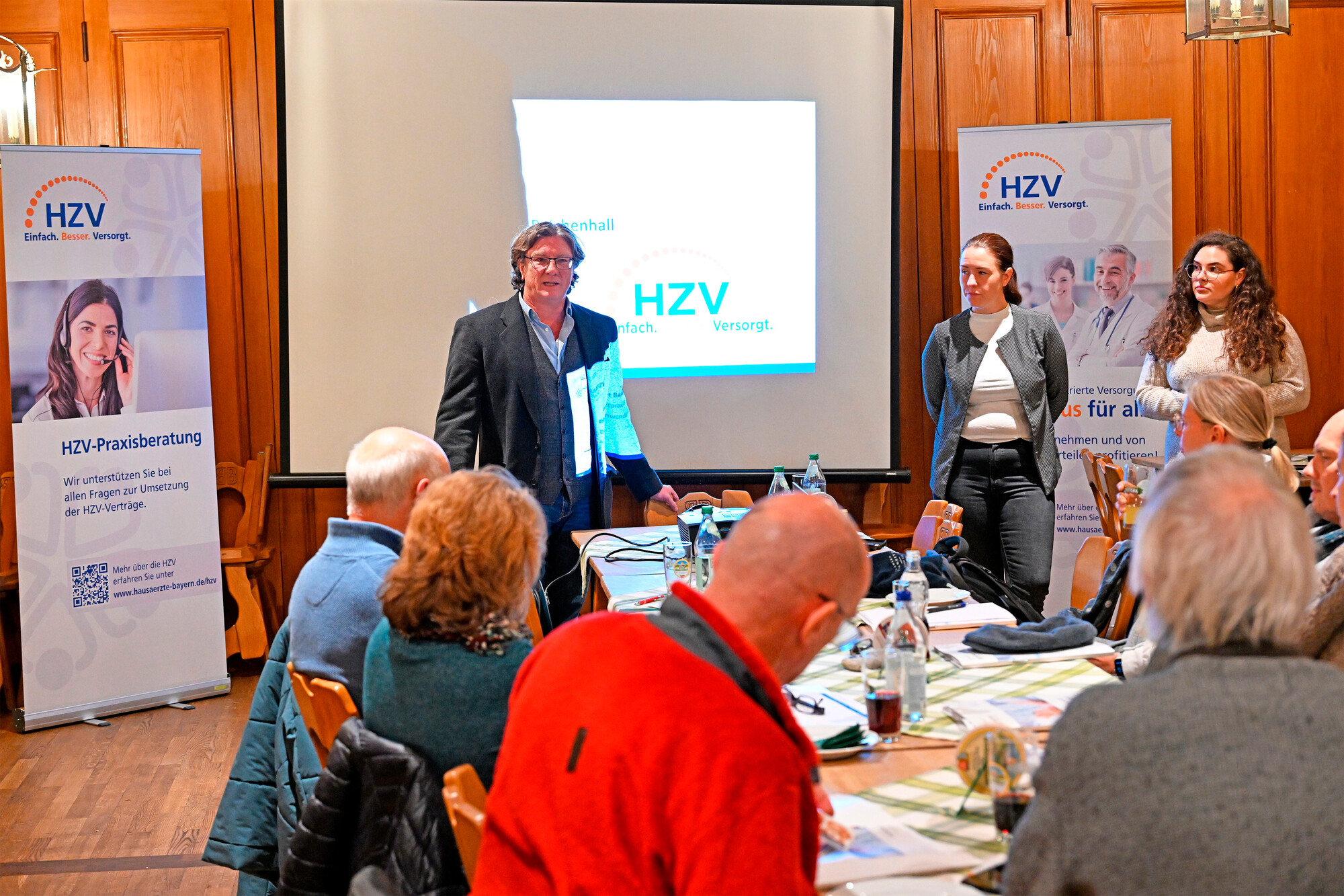 Mit dem neuen Format "HZV vor Ort" bietet der Bayerische Hausärzteverband Hausärztinnen und Hausärzte eine Plattform zum kollegialen Austausch vor Ort und informiert über die Hausarztzentrierte Versorgung als Abrechnungsmodell der Zukunft.