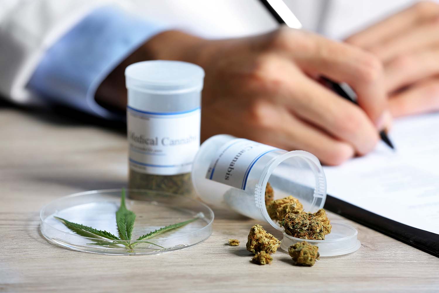 Bei Patienten mit schwerwiegenden Erkrankungen ist seit 2017 die Verordnung von medizinischem Cannabis möglich. Mit dem Inkrafttreten des Cannabisgesetzes zum 1. April hat sich eine kleine Änderung bei der Verordnung ergeben. 